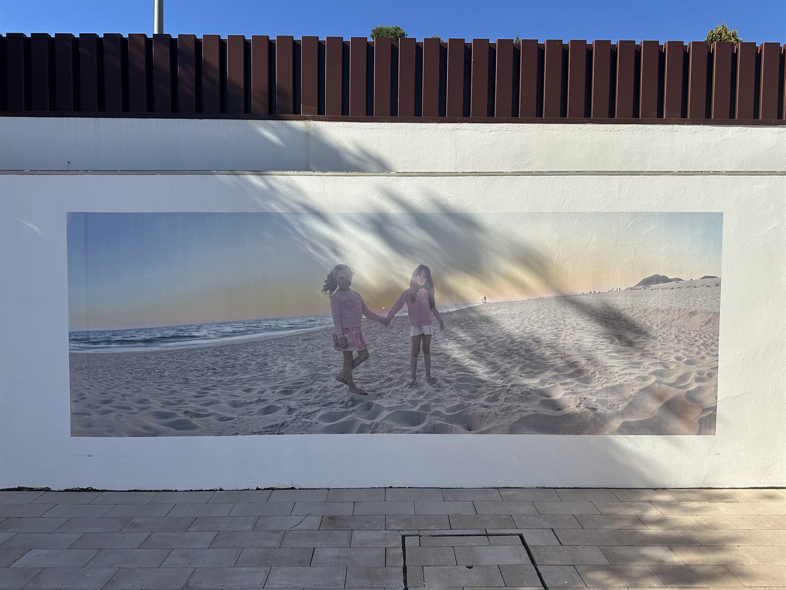 Mural fotográfico impreso en una pared exterior